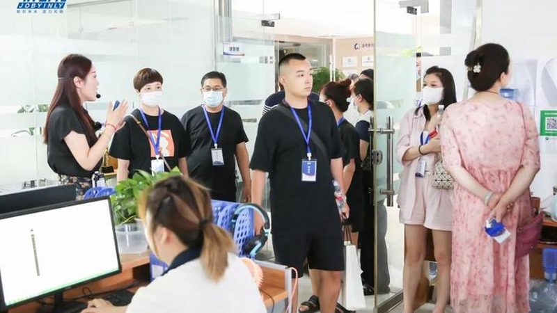成人教育网上平台的价格并非一成不变，其构成因素主要包括以下几个方面：